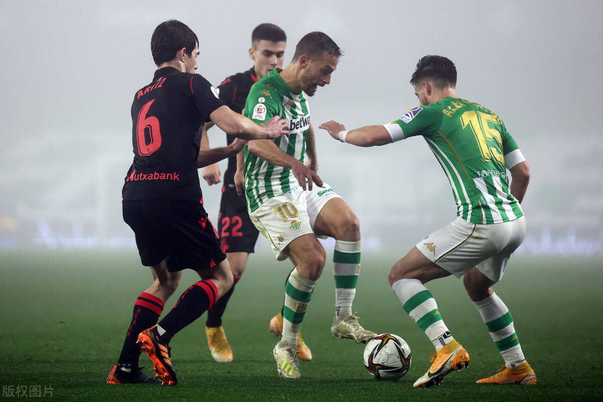 华体会直播-顶级足球比赛赛场关键时刻球队发挥稳定