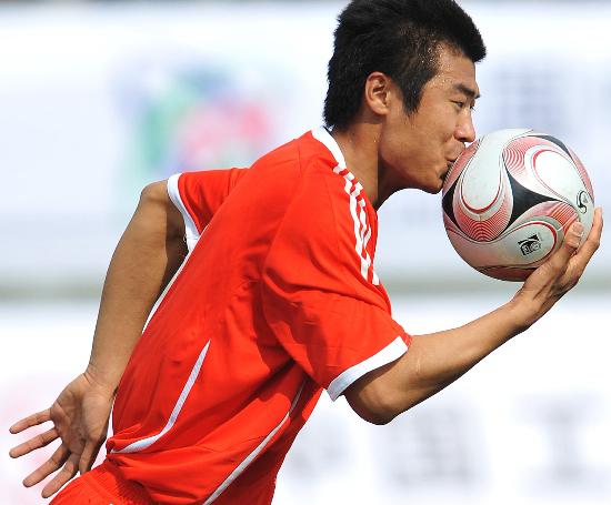 华体会馆-球员表现抢眼,国内足球比赛激情高涨的简单介绍