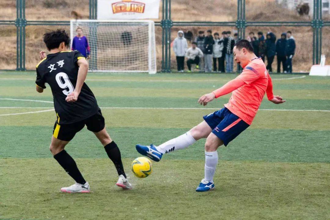 华体会官方入口-本周末足球比赛将迎来重要一战，局势扑朔迷离