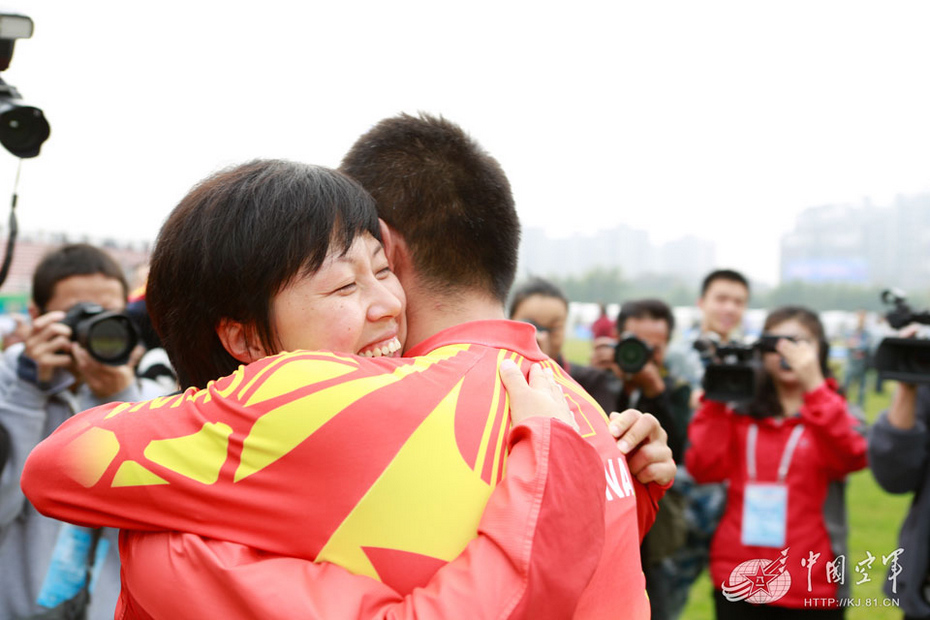 华体会网页版-斯洛伐克选手在跳伞比赛中夺冠