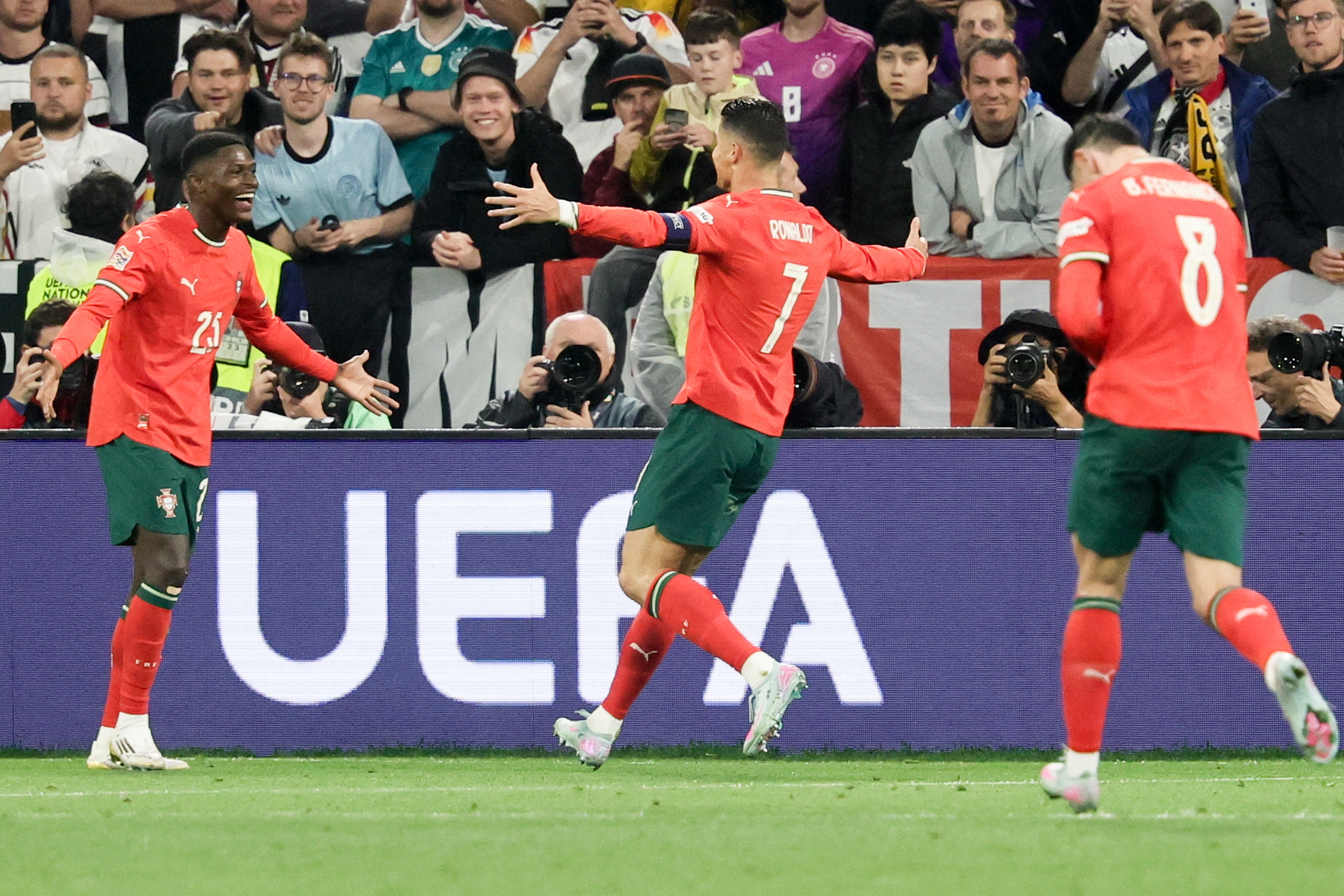 葡萄牙队在欧国联半决赛中击败对手