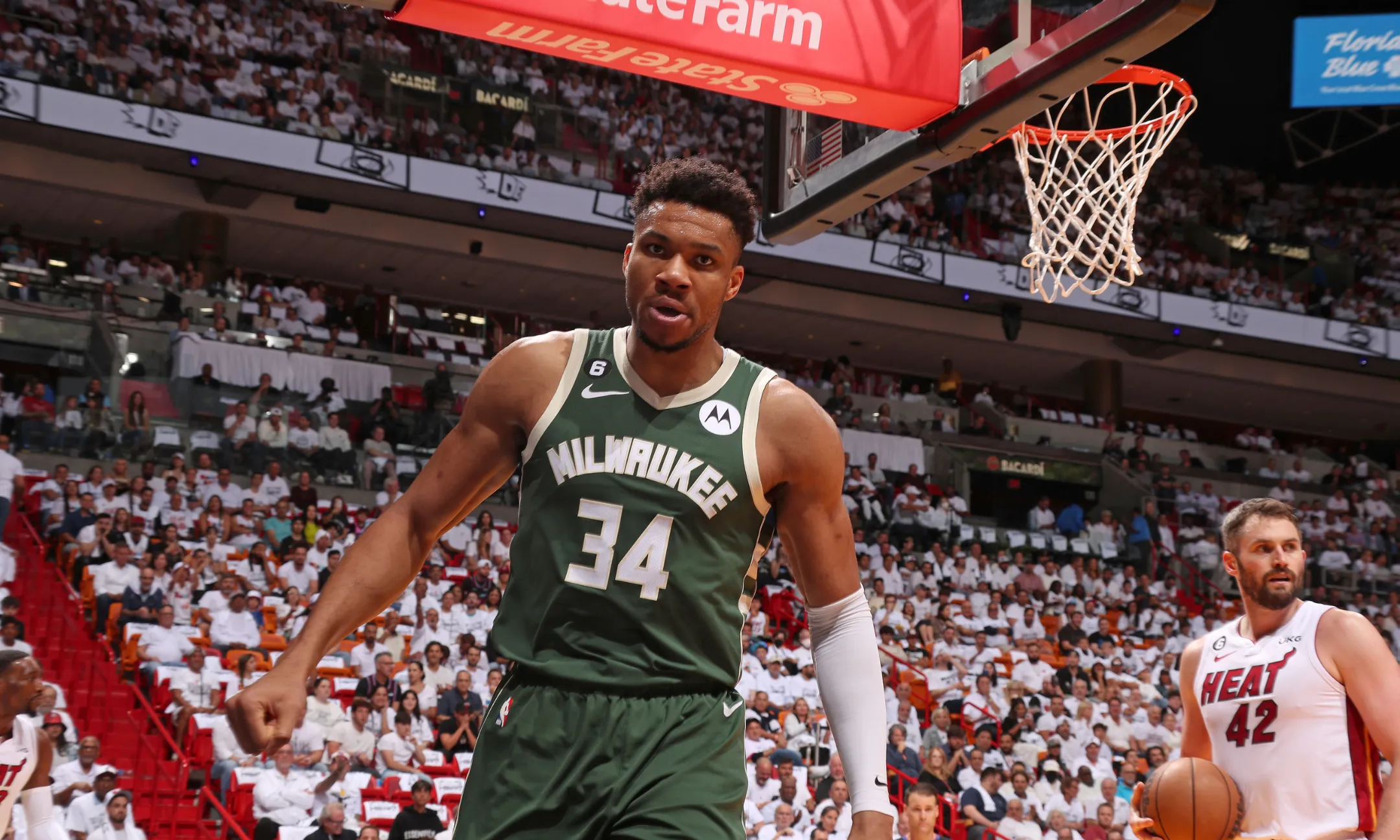 雄鹿连胜结束于火箭,字母哥30+8